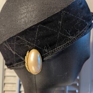 Vintage faux Mabe pearl and rhinestone clip on earrings